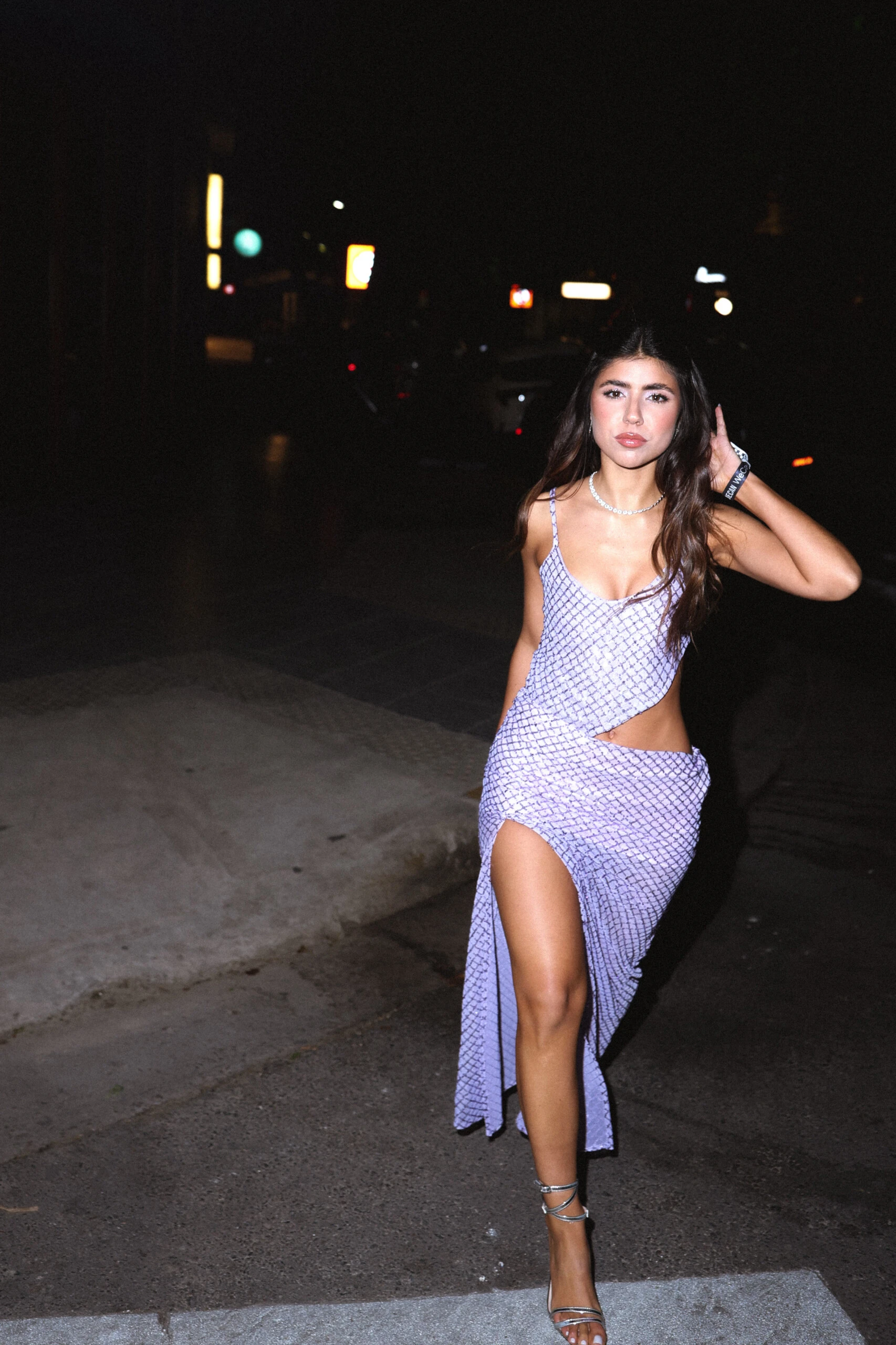 Cami Mayan se vistió de lila para la presentación de su línea de make up