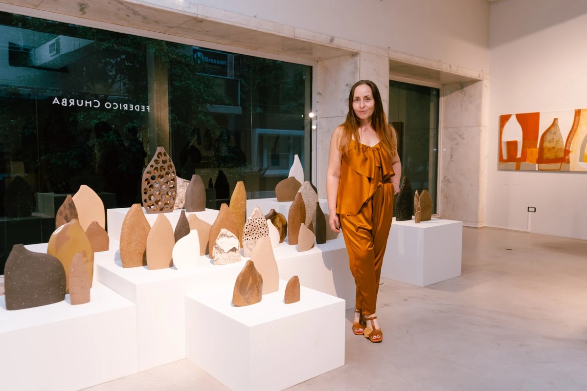 Leticia Churba presentó cerámicas y pinturas en tienda fCH. 