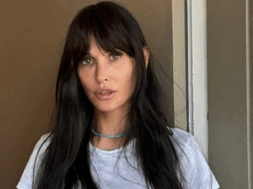 Demi Moore lo confirma: el flequillo cortina es el secreto antiedad que resta 10 años (y la clave para adaptarlo a tu look)