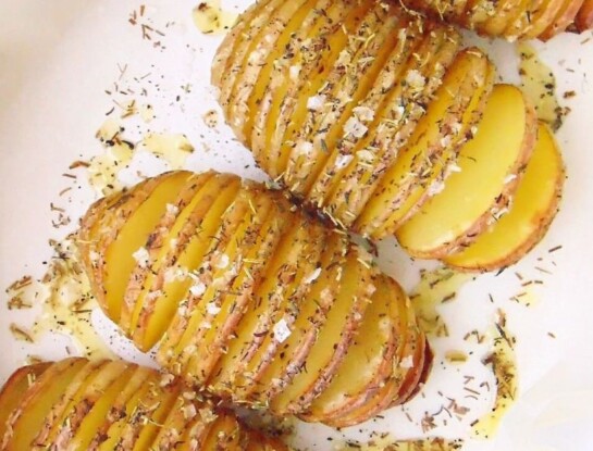 Papas hasselback: una receta con manteca de hierbas y parmesano