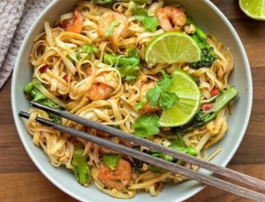 Fideos de arroz: una receta con langostinos, jengibre y lima