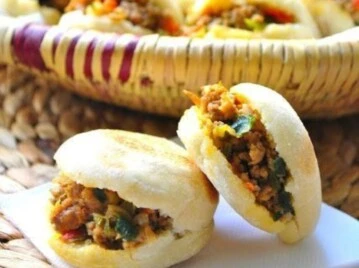 Mini pitas al horno con pollo al curry y chutney de mango: una receta fusión oriental simple