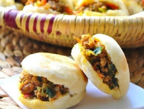 Mini pitas al horno con pollo al curry y chutney de mango: una receta fusión oriental simple
