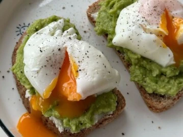 Cómo hacer el mejor avocado toast con huevo poché: receta fácil y deliciosa