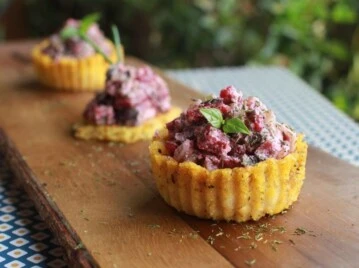 Tartaletas de polenta con vegetales grillados: una receta económica y rica