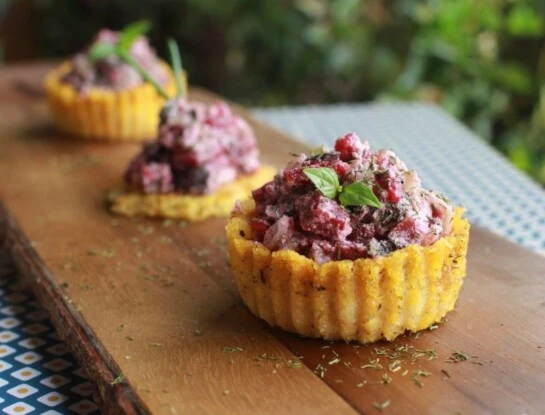 Tartaletas de polenta con vegetales grillados: una receta económica y rica