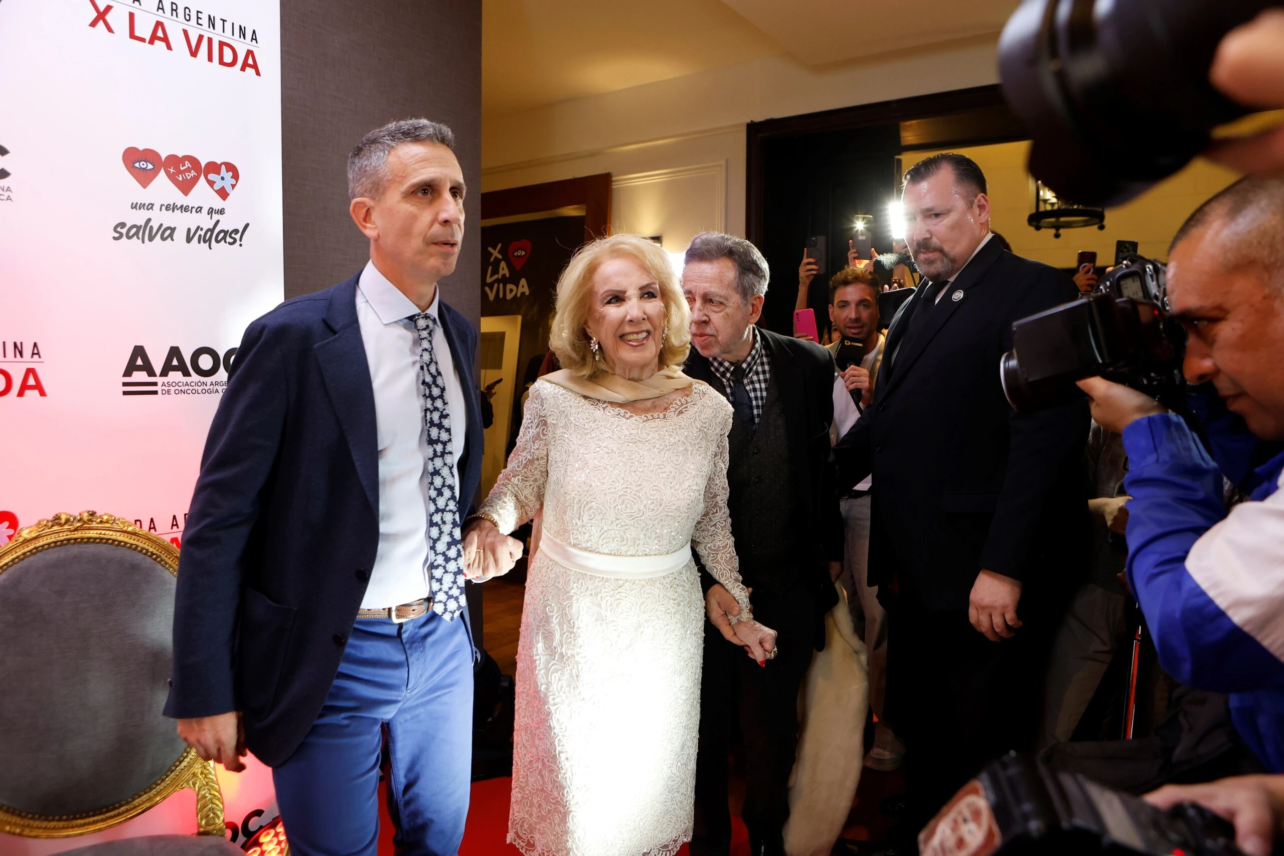 Dr Matías Chacon y Mirtha Legrand llegando al evento