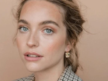 El maquillador Lewis Amarante revela por qué un lápiz claro en la línea de agua puede cambiarlo todo: abre los ojos, da frescura y suaviza los rasgos.