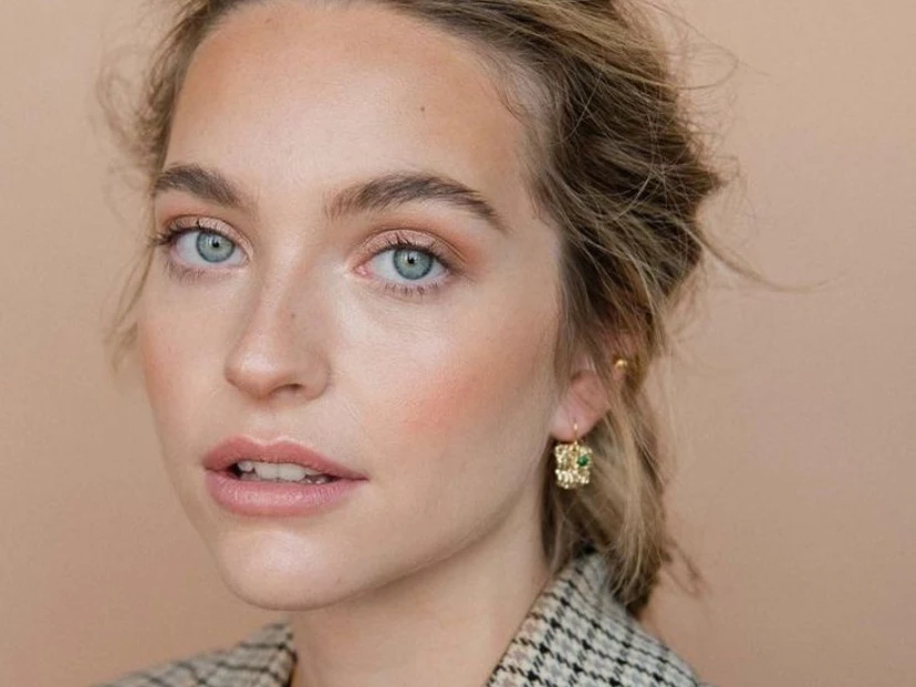 El maquillador Lewis Amarante revela por qué un lápiz claro en la línea de agua puede cambiarlo todo: abre los ojos, da frescura y suaviza los rasgos.