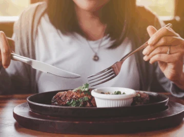 El método del "plato de la tranquilidad": cómo armar tu cena para dormir bien sin contar calorías (simple y efectivo)