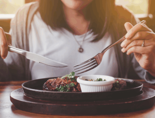 El método del "plato de la tranquilidad": cómo armar tu cena para dormir bien sin contar calorías (simple y efectivo)