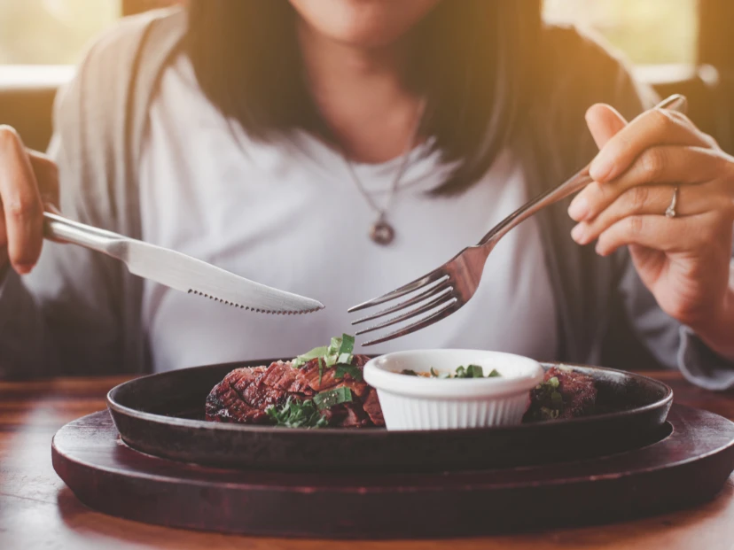 El método del "plato de la tranquilidad": cómo armar tu cena para dormir bien sin contar calorías (simple y efectivo)