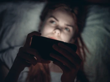 El nuevo enemigo de tu sueño y tu piel: por qué la luz azul te está envejeciendo más rápido