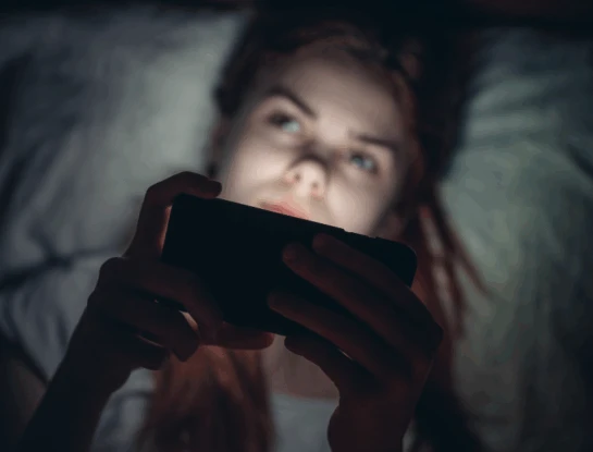 El nuevo enemigo de tu sueño y tu piel: por qué la luz azul te está envejeciendo más rápido
