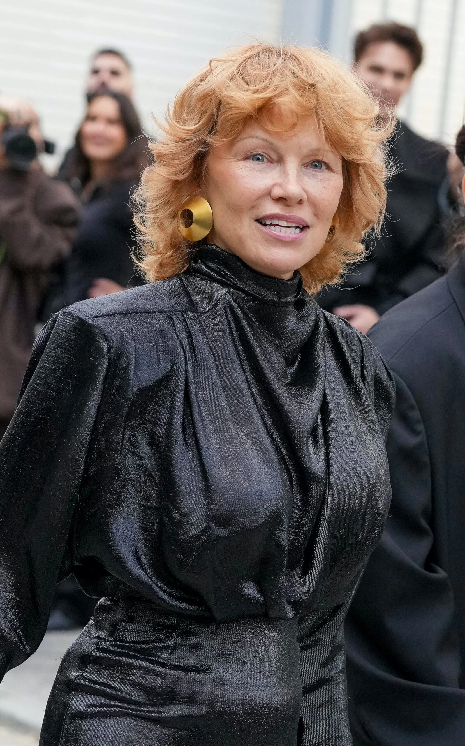 Pamela Anderson sorprendió en París con un rotundo cambio de look
