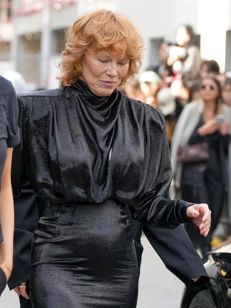 Pamela Anderson sorprendió en París con un rotundo cambio de look