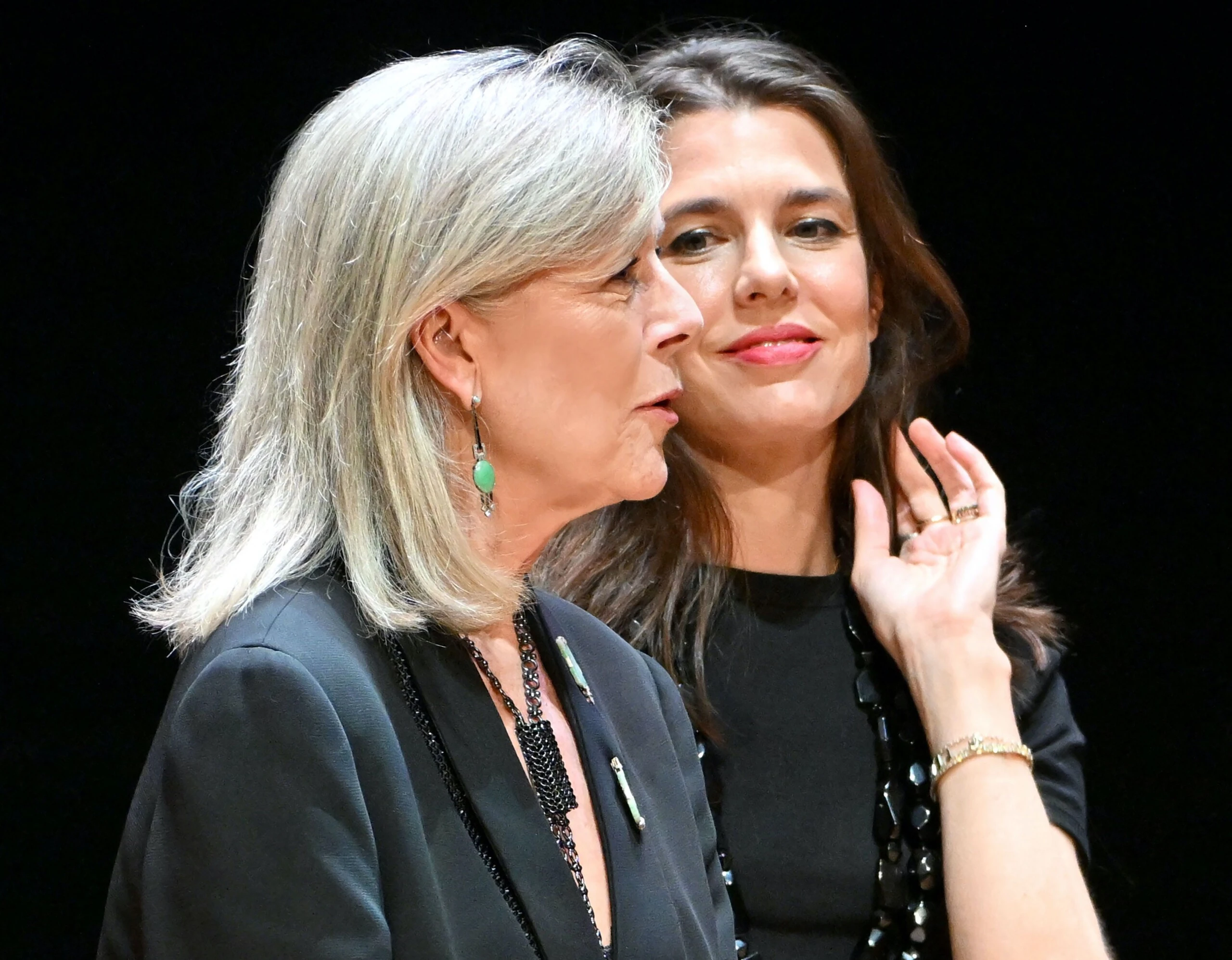 Grey blending la técnica que acompaña tus canas y empareja el tono del pelo