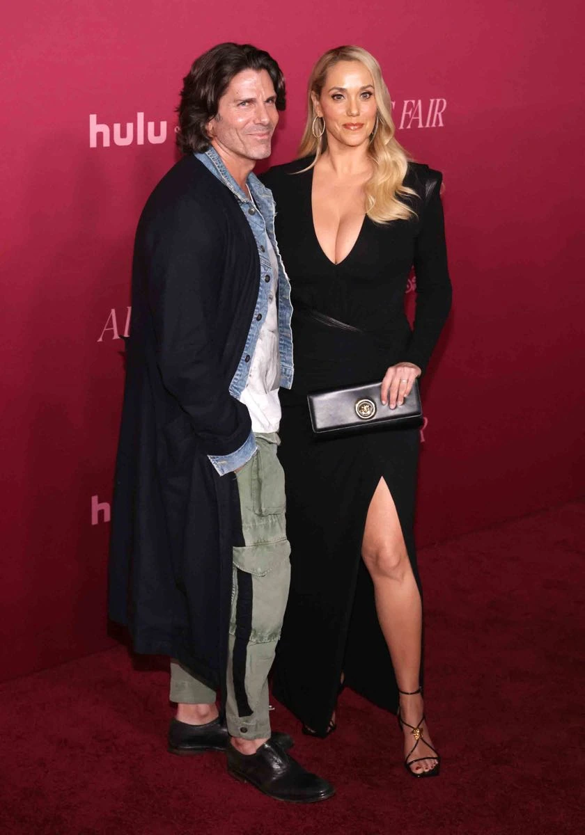 Greg Lauren y Elizabeth Berkley.