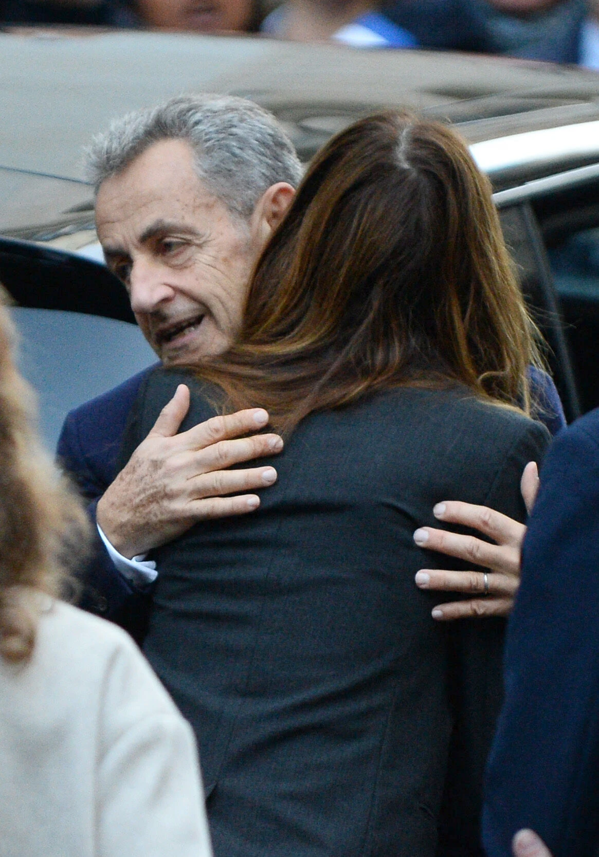 Aurélien Enthoven (hija de Carla Bruni), Jean Sarkozy y Giulia Sarkozy. El clan Sarkozy acompañó en la despedida