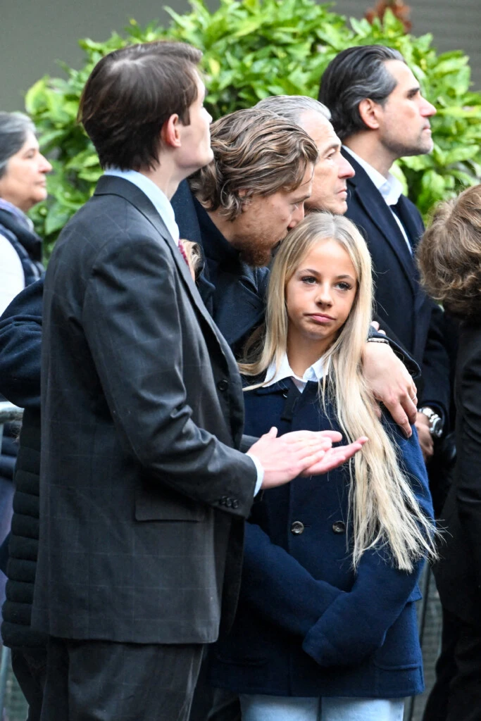 Aurélien Enthoven (hija de Carla Bruni), Jean Sarkozy y Giulia Sarkozy. El clan Sarkozy acompañó en la despedida