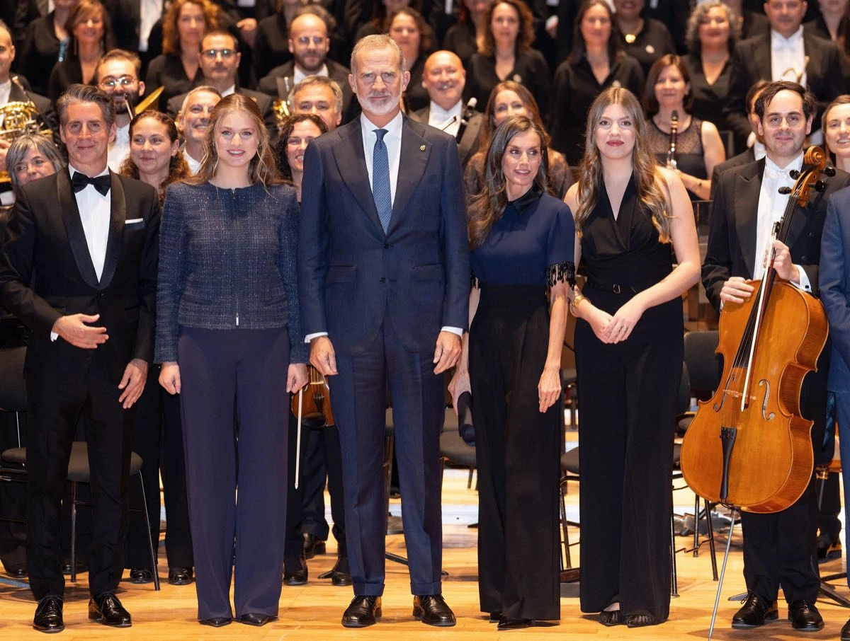 El rey Felipe VI, la reina Letizia, la princesa Leonor y la infanta Sofia en Oviedo.