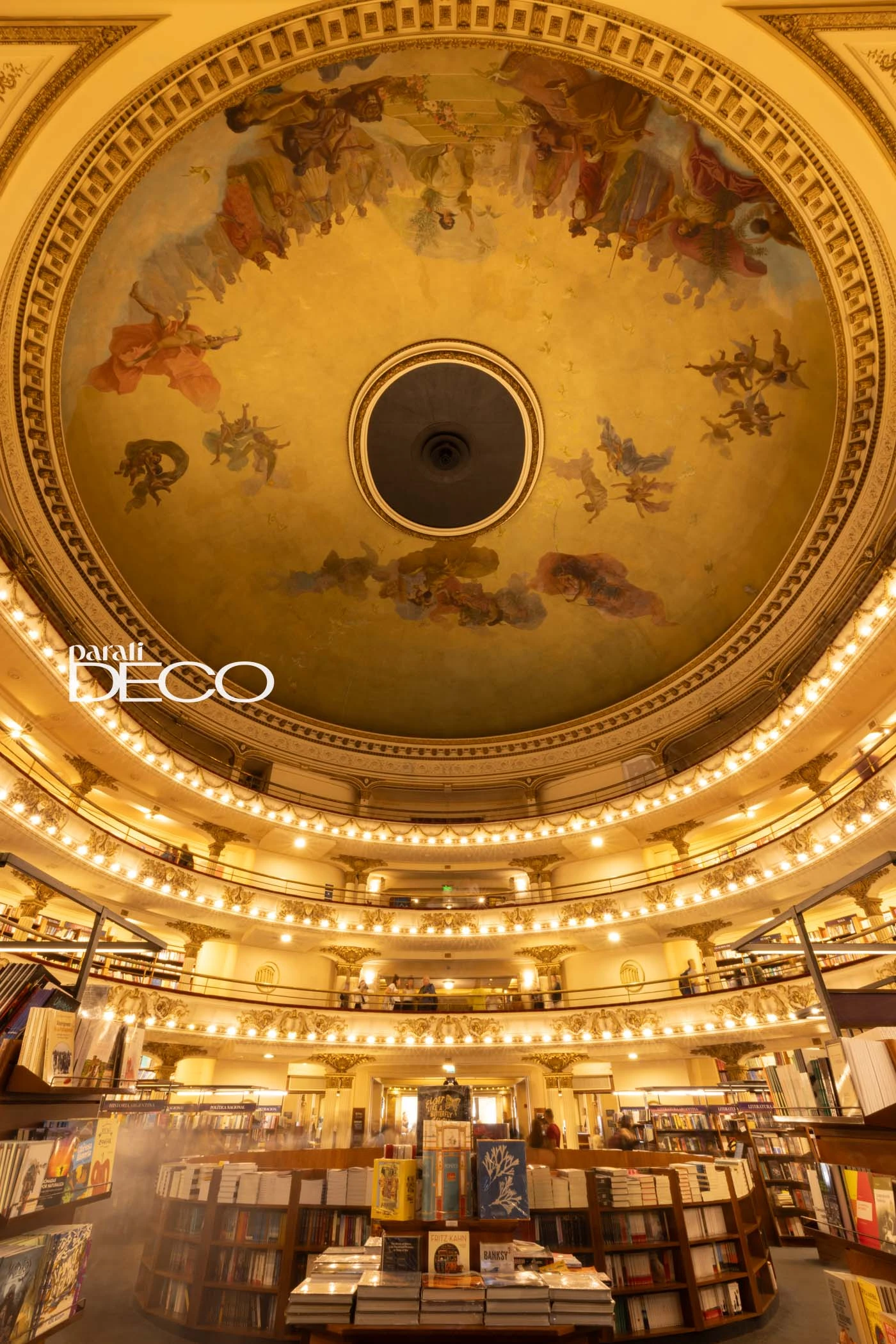 Día a día, el Ateneo Grand Splendid recibe a cientos de visitantes que llegan a recorres sus pasillos repletos de libros.