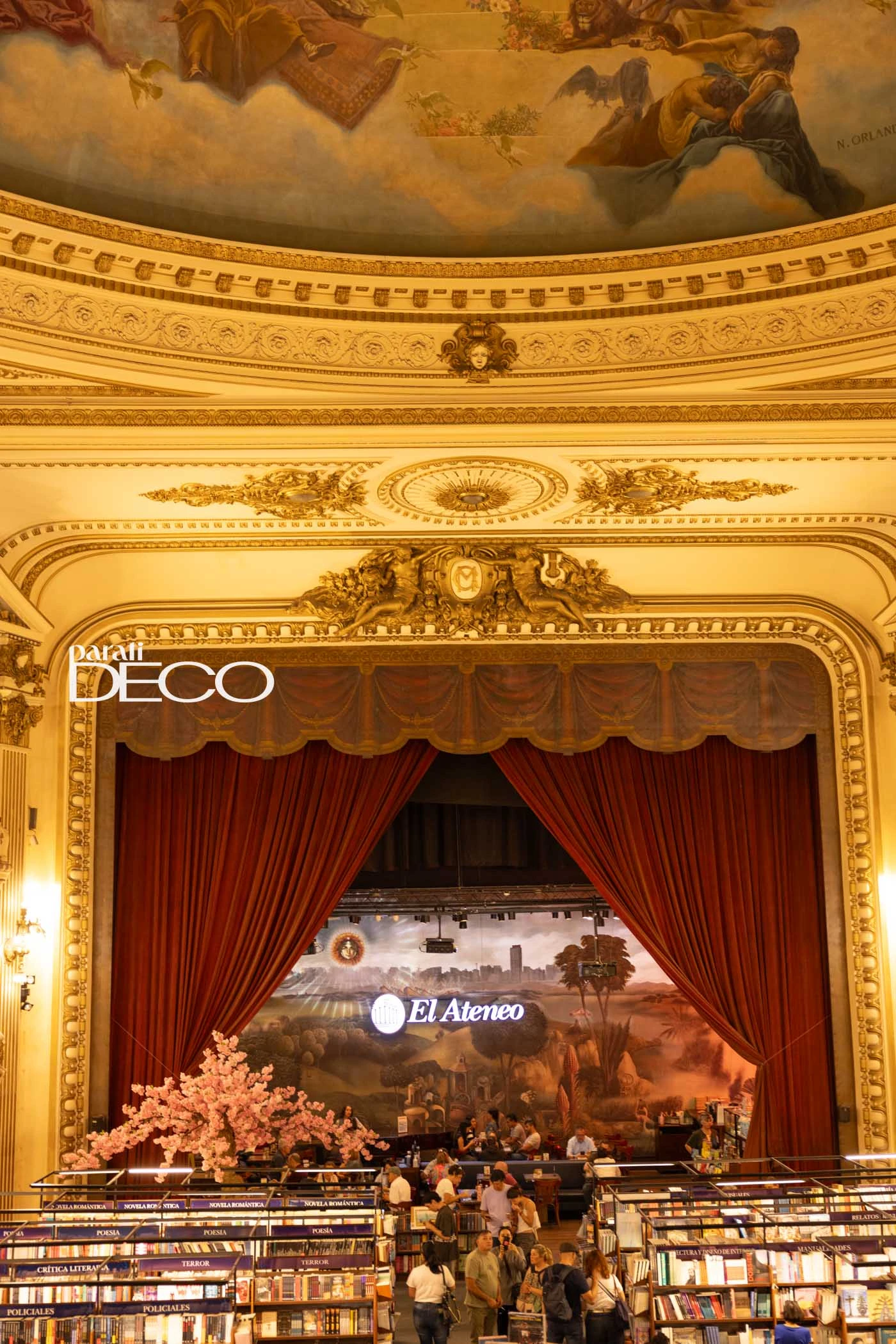 En el cielorraso del escenario, aún se encuentran las iniciales de Max Glucksmann, responsable del edificio como lo conocemos.