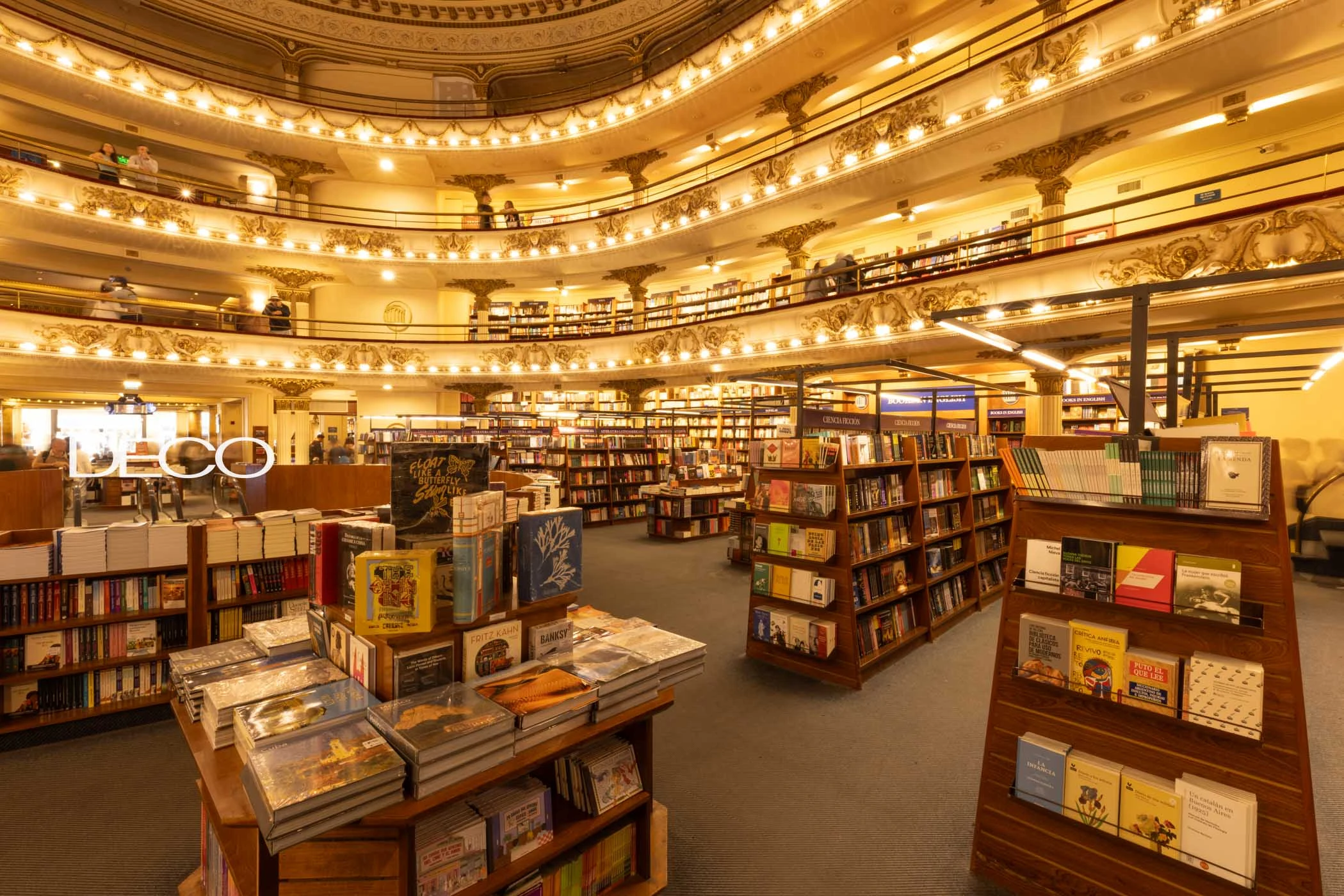 Al ser remodelado, el teatro llegó a tener 500 butacas y cuatro hileras de palcos.