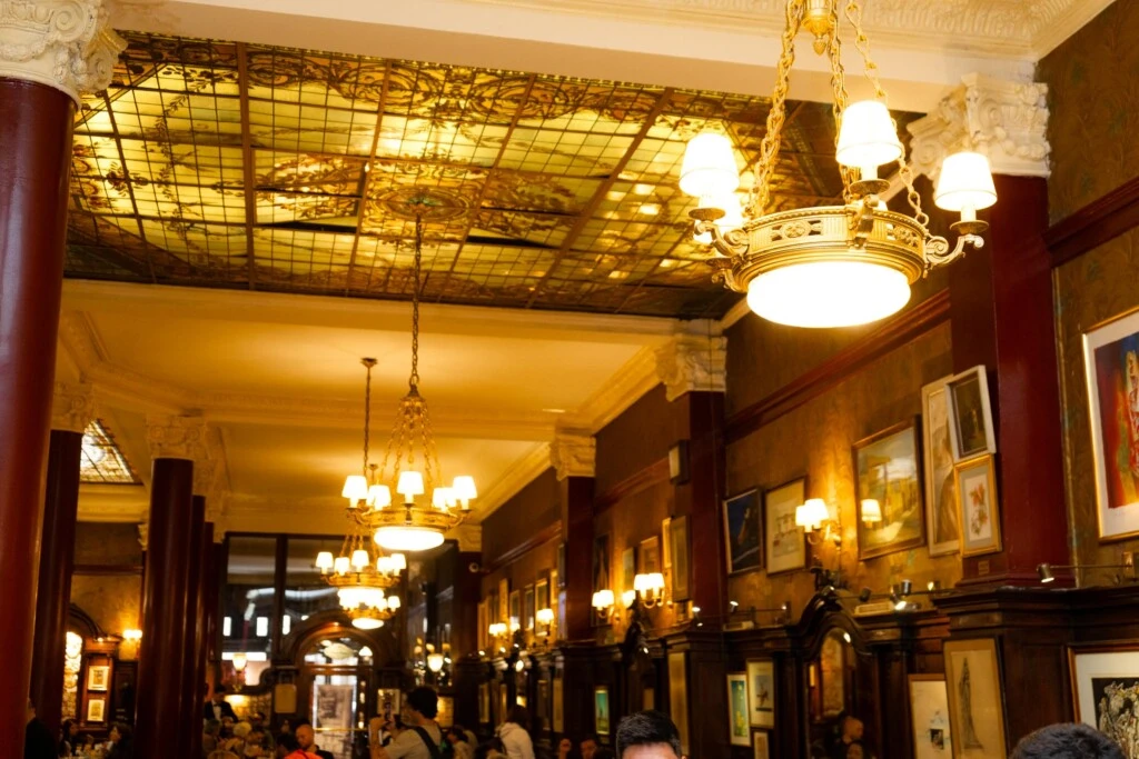 El Café Tortoni es una parada obligatoria en el itinerario de la ciudad.