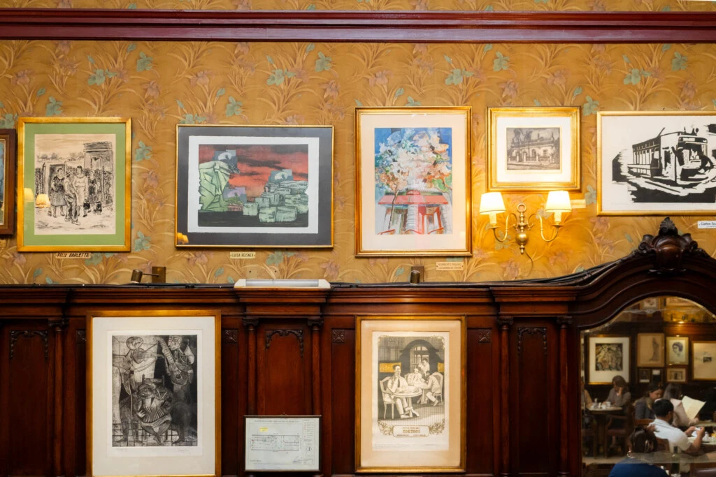 En sus paredes, se luce una infinidad de obras.