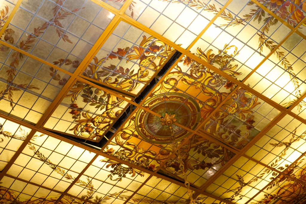 Los vitrales son una de las grandes características del café.