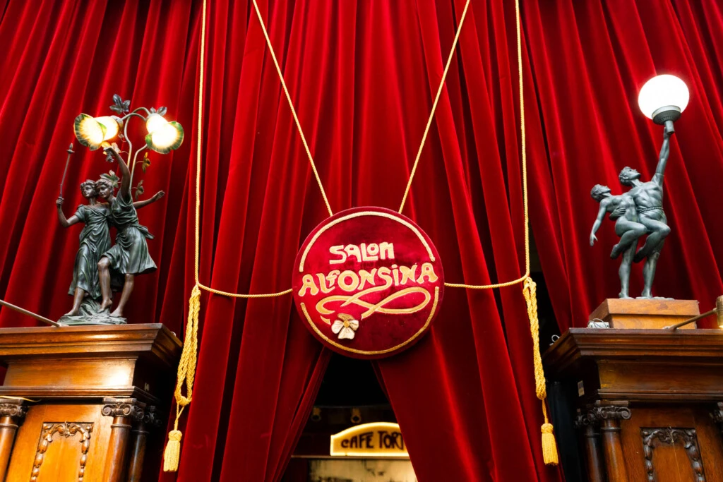 Alfonsina Storni era una de las habitúes de la Peña del Tortoni.