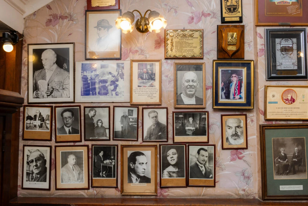 Recuerdos dentro del Café Tortoni.