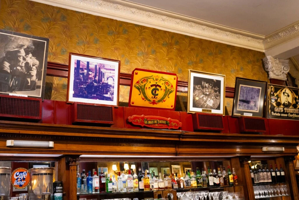 La barra del Café Tortoni.