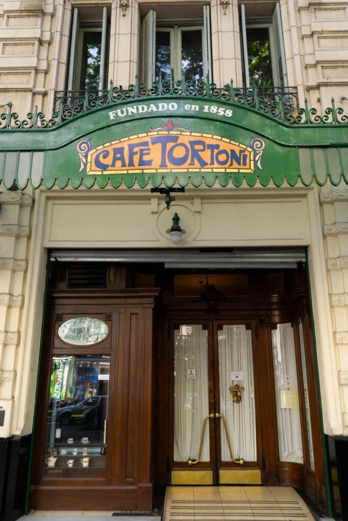 El Café Tortoni se encuentra en Av. de Mayo 825, en pleno centro de la ciudad.