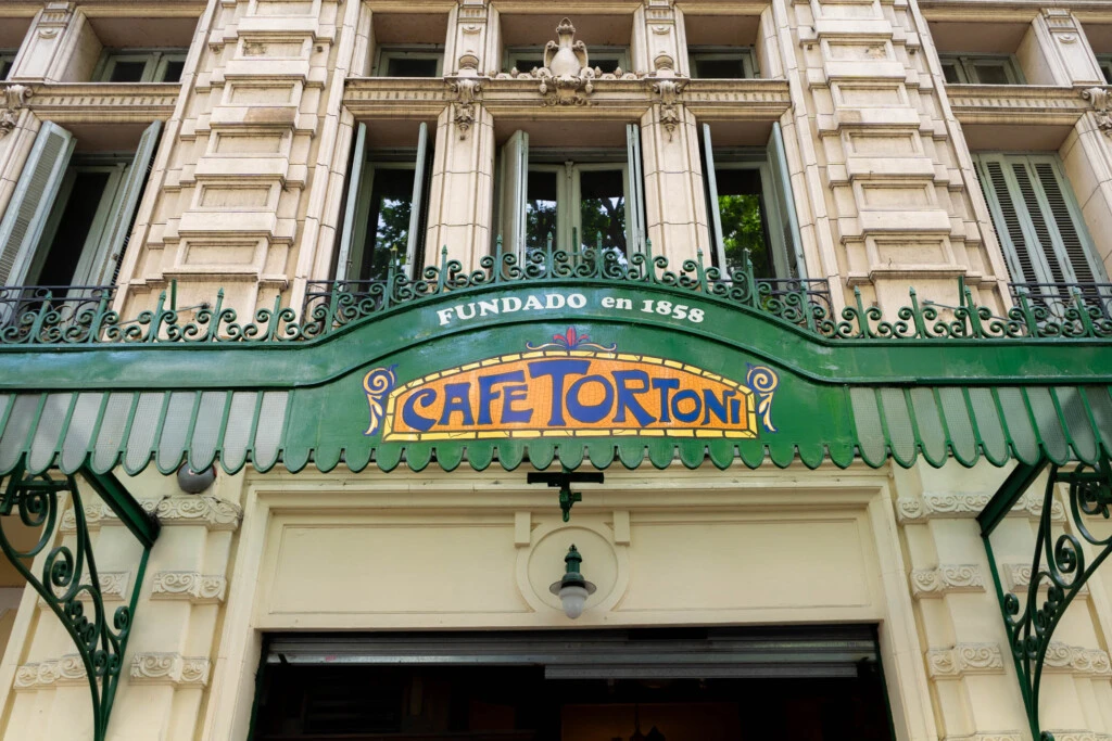 La fachada actual del edificio es obra de Alejandro Christophersen.