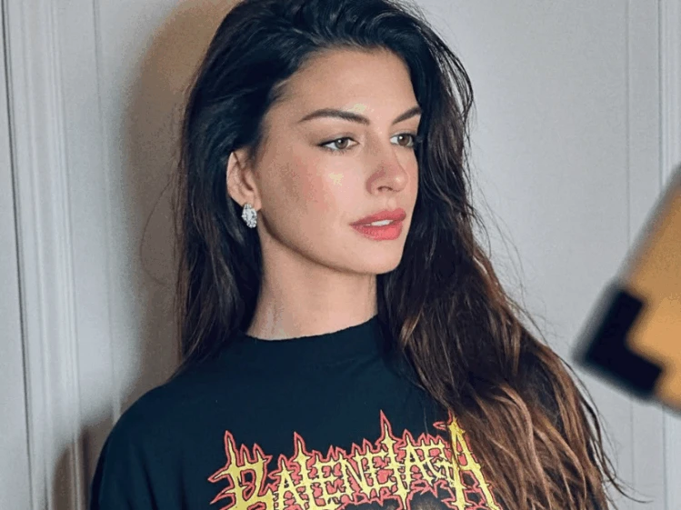 Ingenio fashionista: con un detalle Anne Hathaway convertió un look simple en sobresaliente