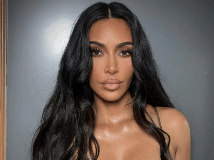 Kim Kardashian lanzó una polémica bombacha con vello púbico que se agotó en 24 horas