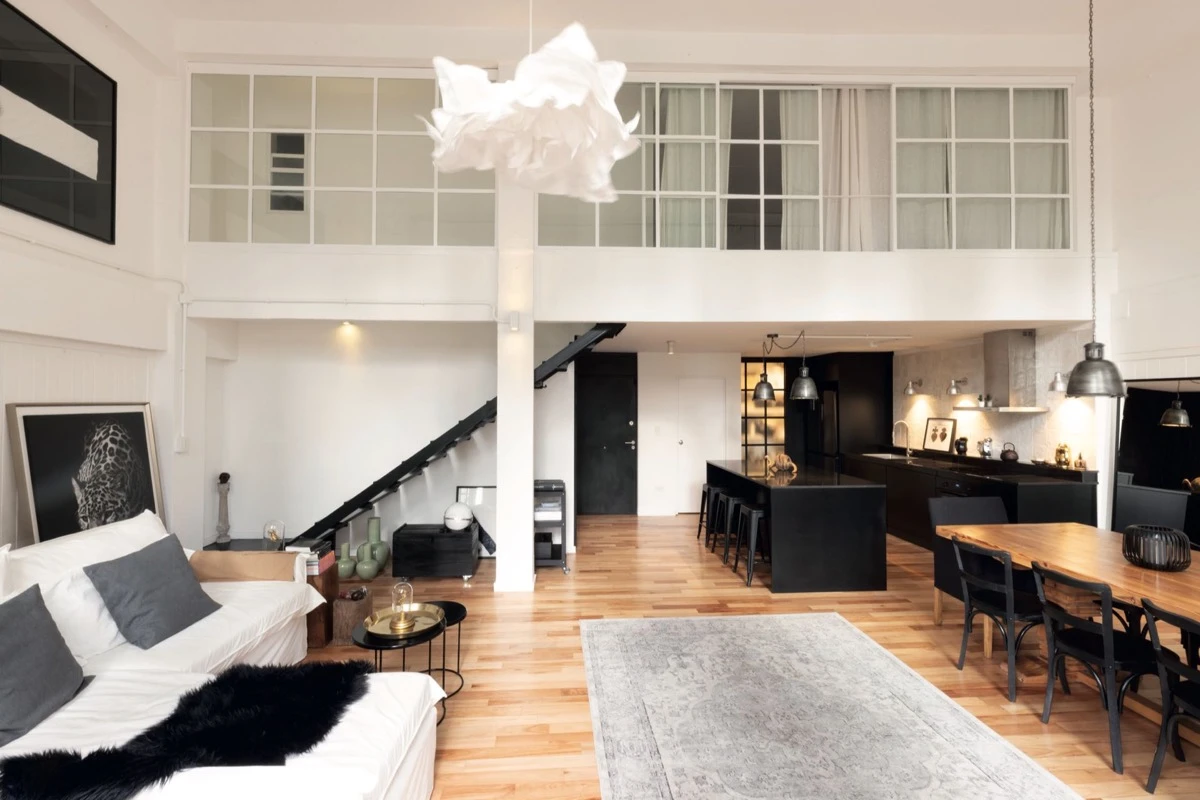 En un ambiente de concepto abierto se integran living, comedor y cocina. 