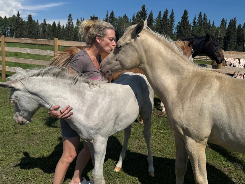 La médica que combina medicina y equinoterapia para lograr un envejecimiento más consciente: la mirada de Kathryn Dundas