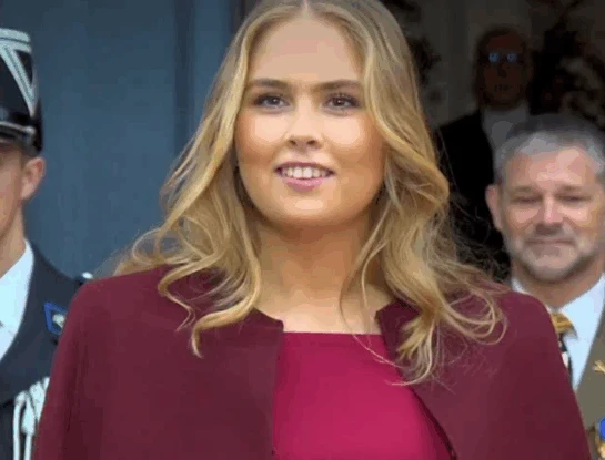 La princesa Amalia combinó rojo y granate y llevó el look más chic