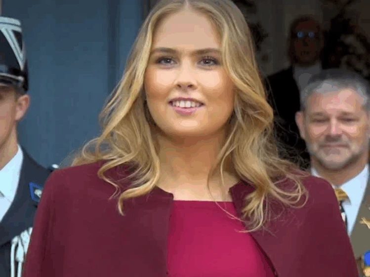 La princesa Amalia combinó rojo y granate y llevó el look más chic