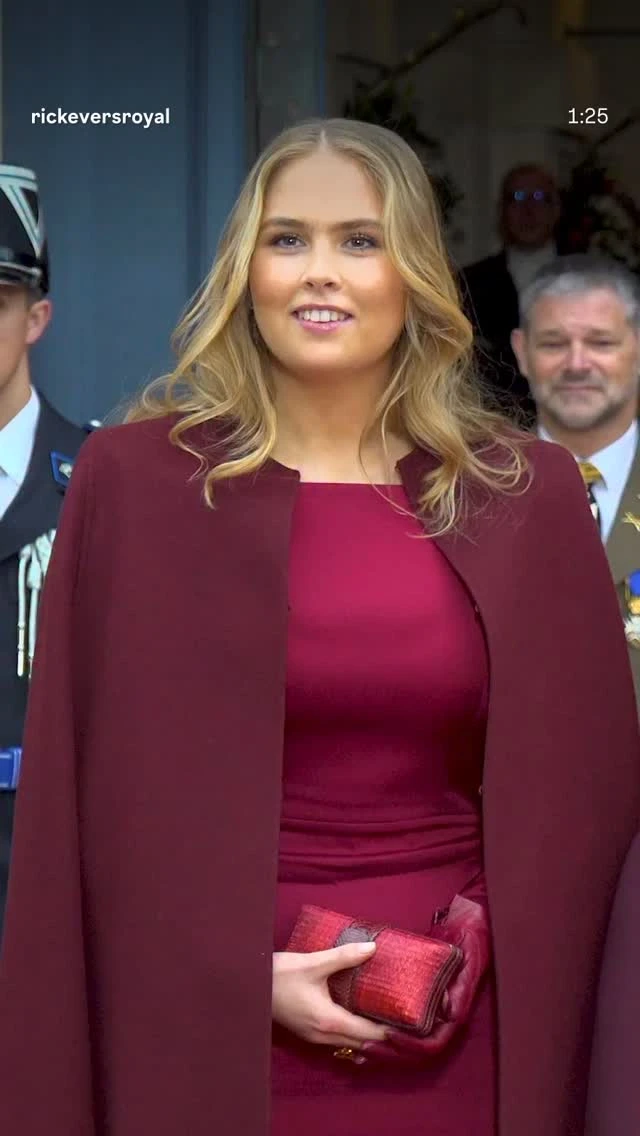 La princesa Amalia combinó rojo y granate y llevó el look más chic