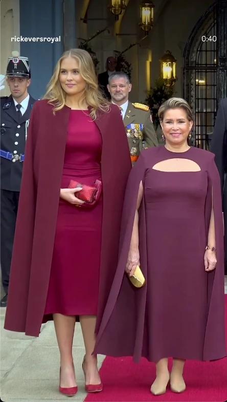 La princesa Amalia combinó rojo y granate y llevó el look más chic