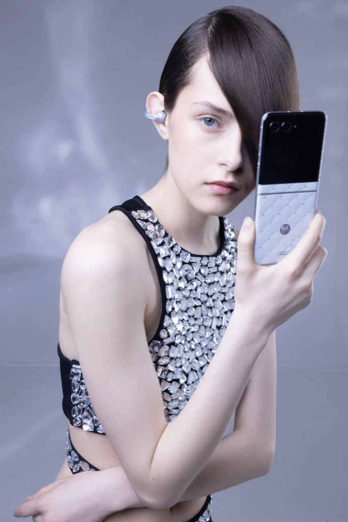 Transparencias y brillos: Guía de estilo con Motorola x Swarovski.