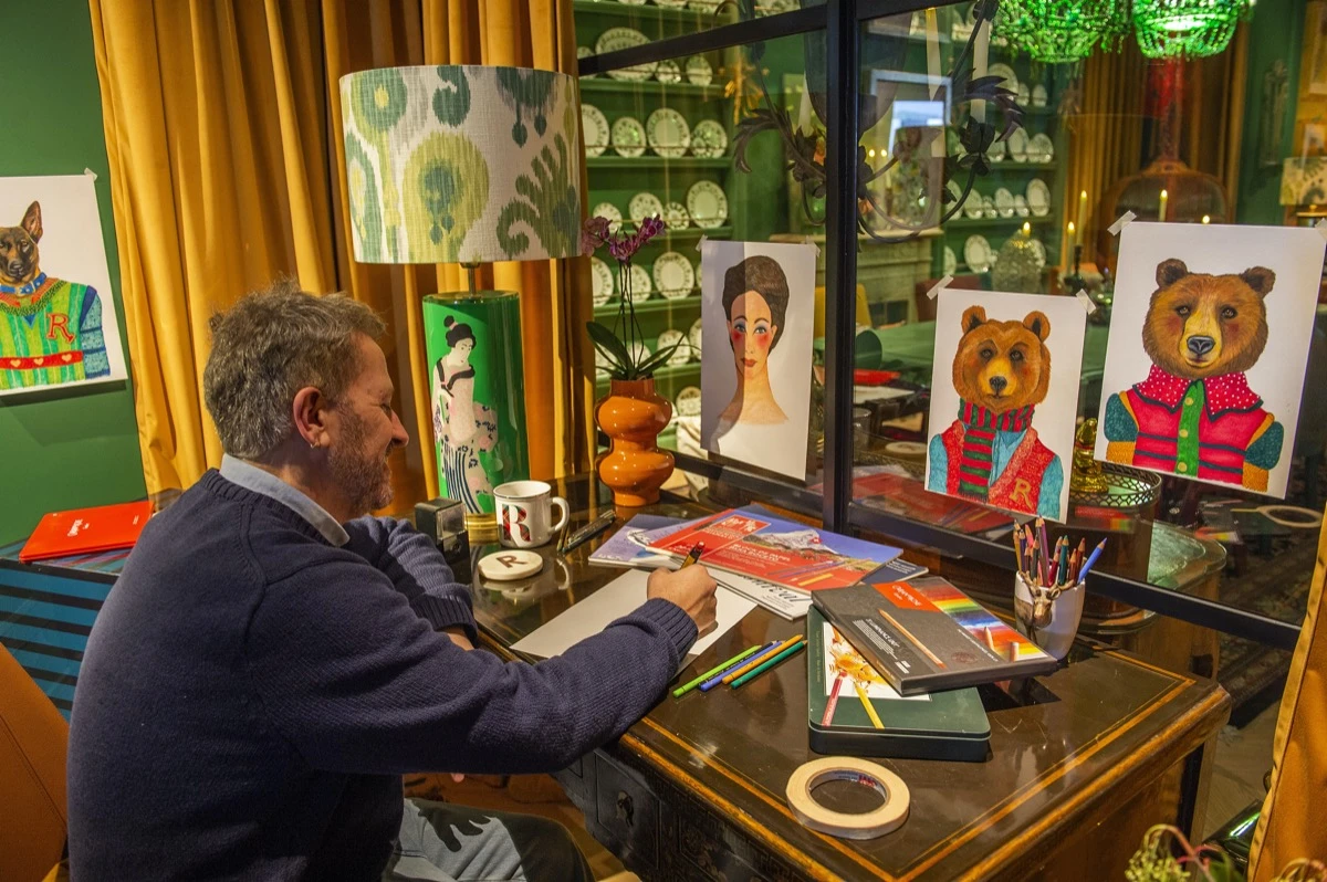 Ramiro Arzuaga, diseñador y artista en su lugar en el mundo FOA 2025. 