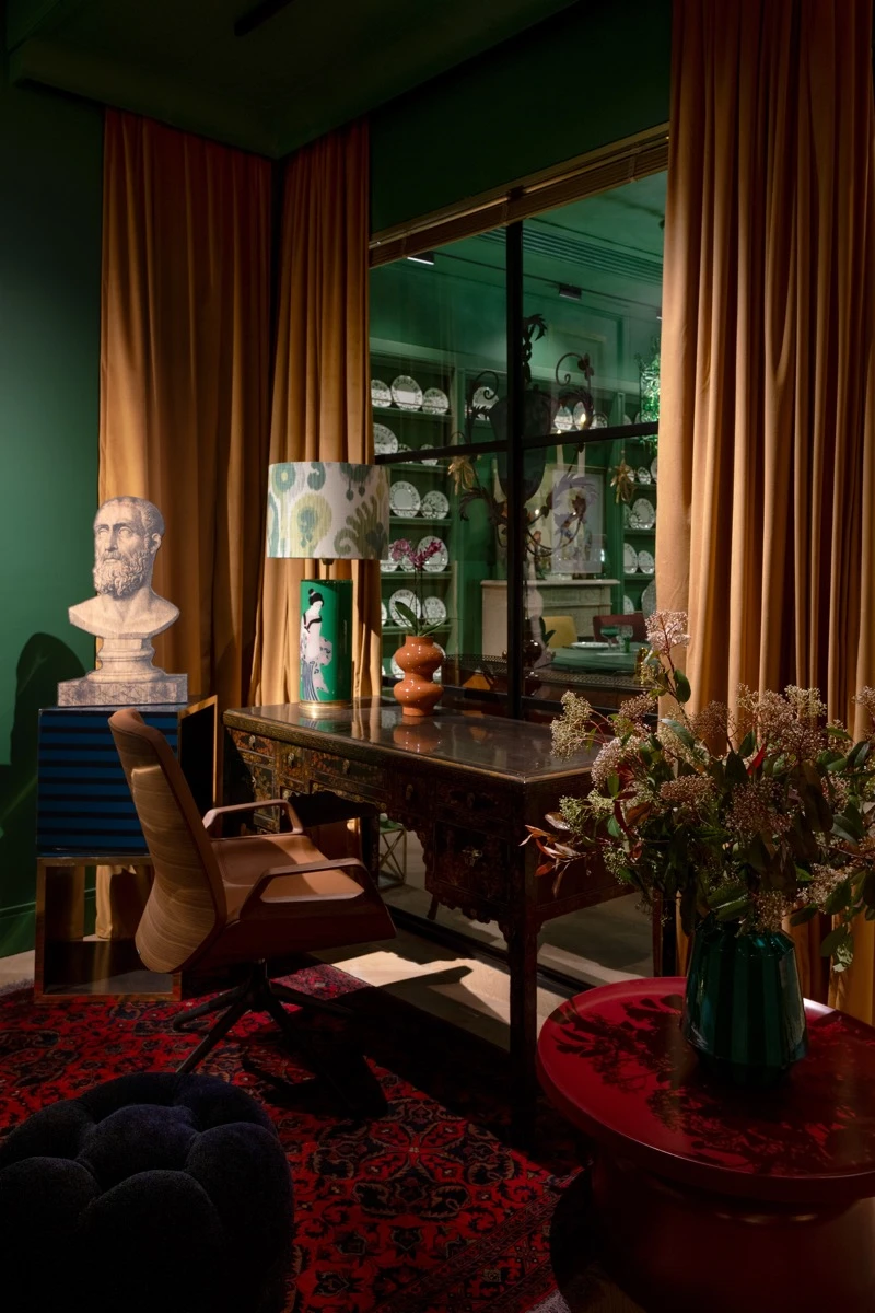 “Más es más” no se traduce aquí en saturación, sino en expresividad. 