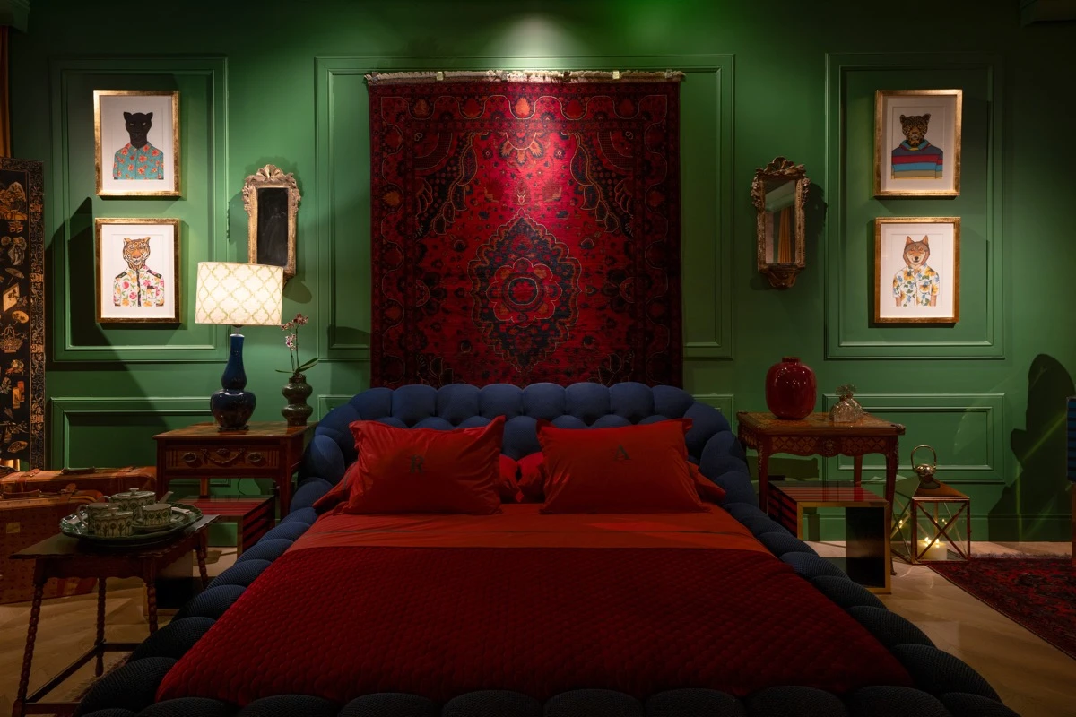 Rojo escarlata sobre fondo de pared verde: una combinación energética explosiva. 