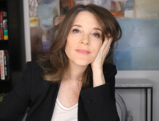 "El miedo contrae, el amor expande": Marianne Williamson llega a Argentina para enseñar a liderar con conciencia y energía femenina
