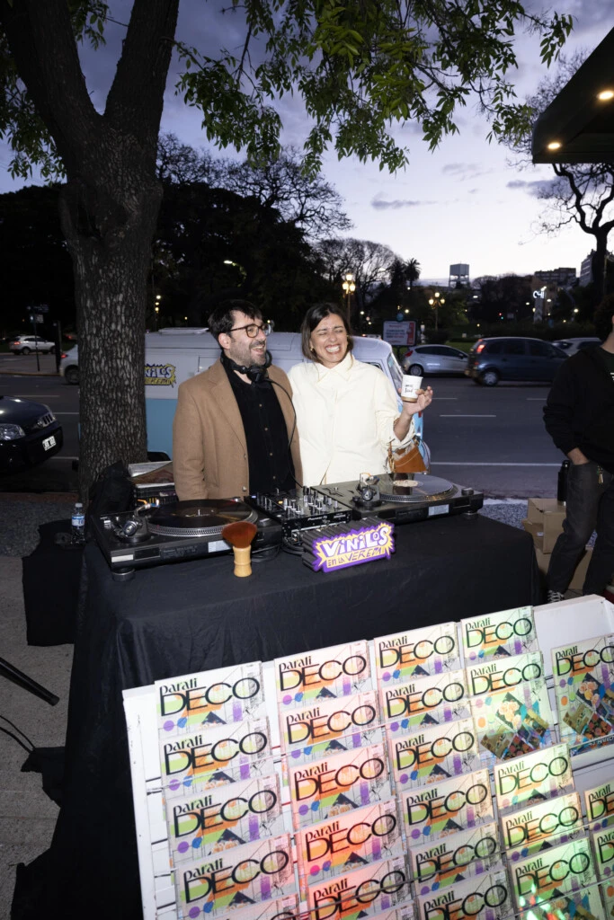 Marou Rivero baila al ritmo ochentero de Vinilos en la Vereda en el anochecer del día de encuentro de para ti DECO en Canillita. 